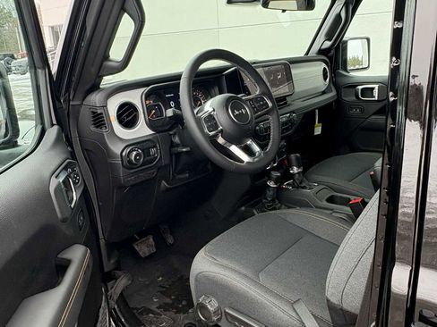 Used 2025 Jeep Wrangler Sahara image 12