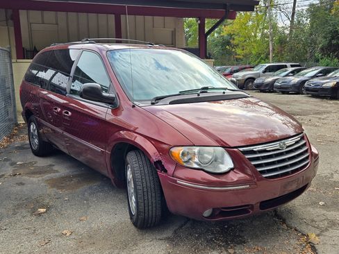 Used 2007 Chrysler Town & Country Limited image 3