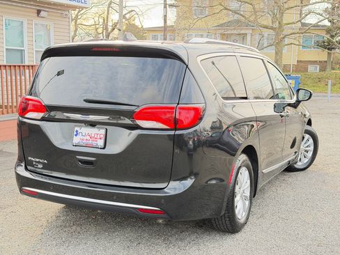 Used 2018 Chrysler Pacifica Touring-L image 79