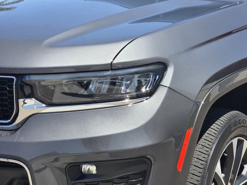 Certified 2022 Jeep Grand Cherokee Overland w/ Luxury Tech Group IV RWD image 8