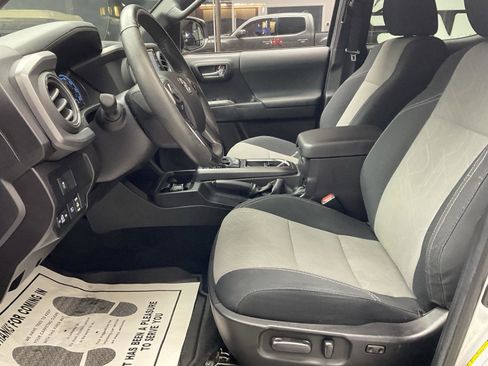 Used 2023 Toyota Tacoma TRD Off-Road image 9