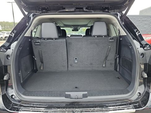 Used 2024 Toyota Highlander Platinum image 16