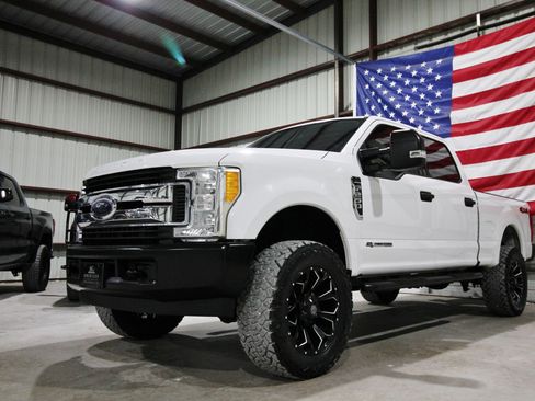 Used 2017 Ford F250 XLT AWD/4WD image 3