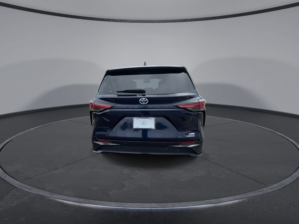Used 2024 Toyota Sienna XSE FWD image 8