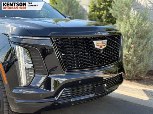 Used 2025 Cadillac Escalade ESV Sport AWD/4WD image 11