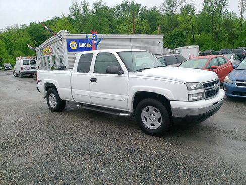 Used 2007 Chevrolet Silverado 1500 LT w/ Extended Cab Value Package AWD/4WD image 6