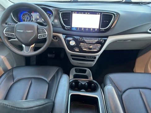 Used 2024 Chrysler Pacifica Touring-L image 13