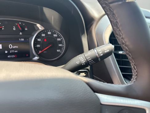 Used 2023 GMC Acadia SLT w/ Preferred Package image 34