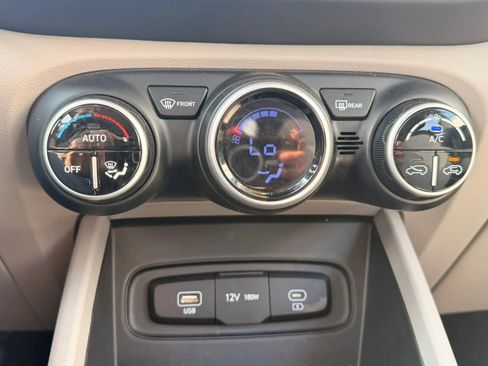 Used 2025 Hyundai Venue SEL FWD image 24