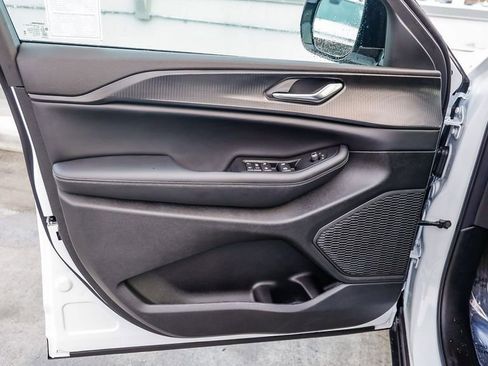 New 2025 Jeep Grand Cherokee Altitude image 21