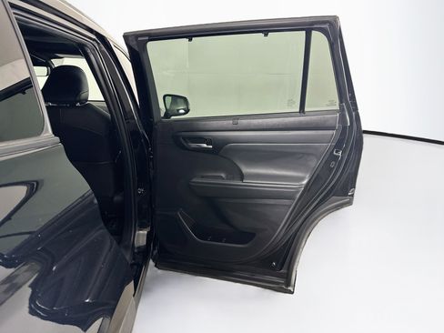 Used 2022 Toyota Highlander XSE FWD image 32