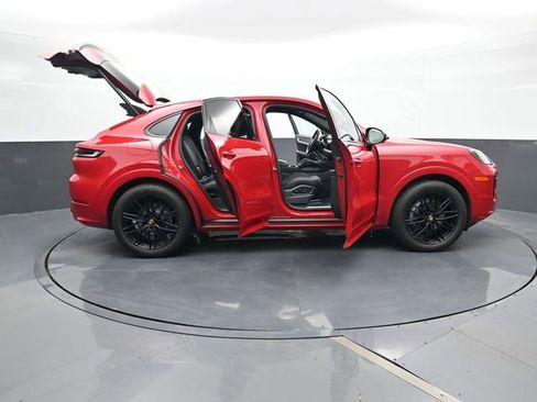 Used 2025 Porsche Cayenne image 33