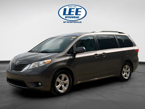 Used 2017 Toyota Sienna LE image 8