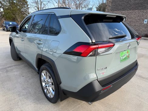 Used 2022 Toyota RAV4 XLE Premium image 6