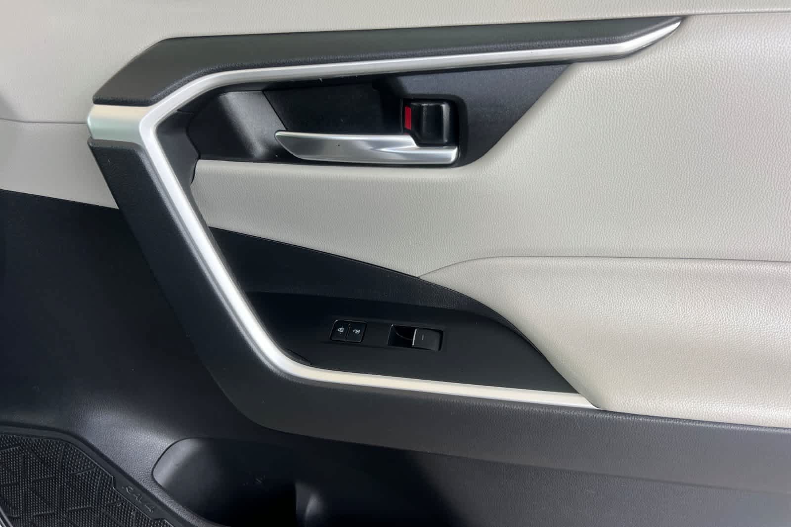 Used 2022 Toyota RAV4 XLE AWD/4WD image 19