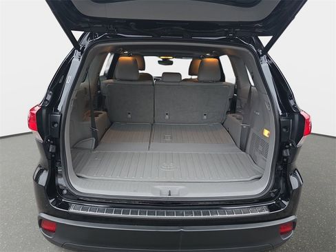 Used 2017 Toyota Highlander XLE image 14