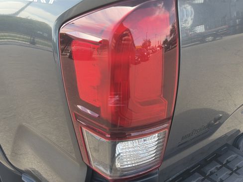 Used 2018 Toyota Tacoma TRD Sport w/ Technology Package AWD/4WD image 27