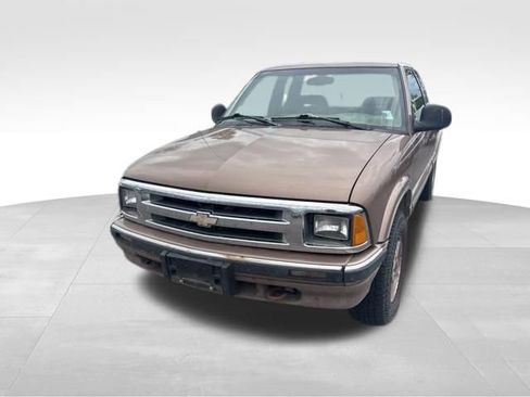 Used 1996 Chevrolet S10 Pickup LS AWD/4WD image 2