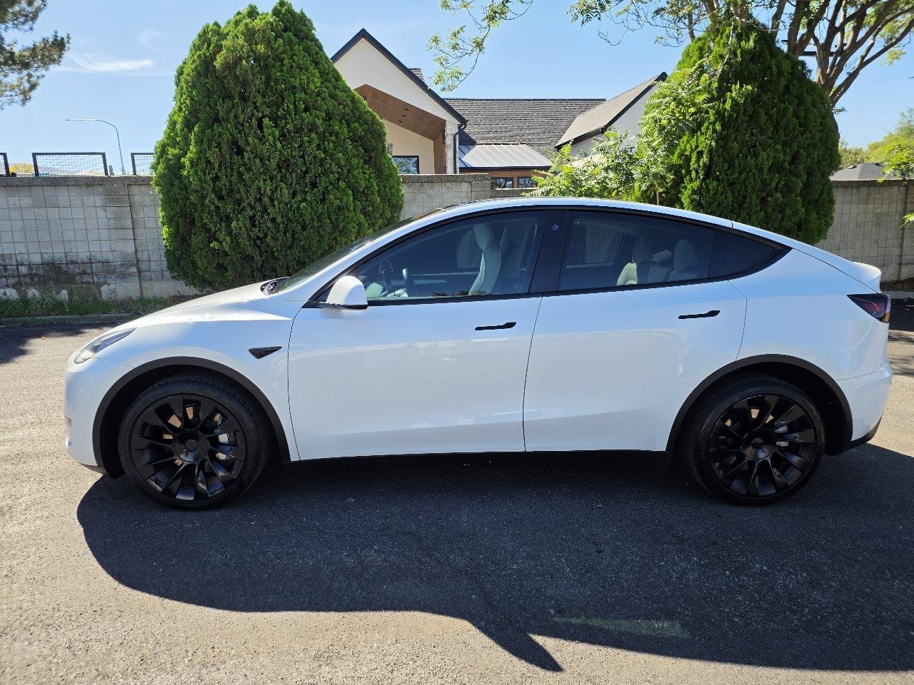 Used 2023 Tesla Model Y Long Range AWD/4WD image 2