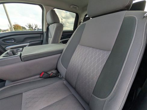 Used 2022 Nissan Titan SV image 17