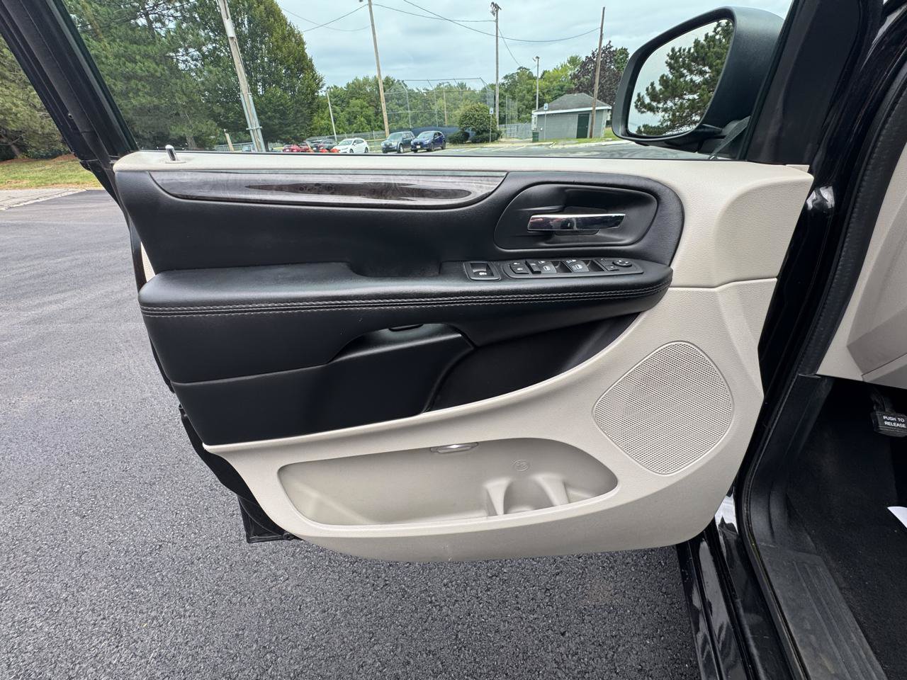 Used 2019 Dodge Grand Caravan SE FWD image 15