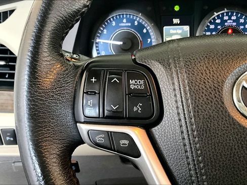Used 2017 Toyota Sienna XLE w/ XLE Navigation Package FWD image 11
