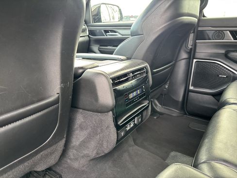 Used 2023 Jeep Wagoneer L Series II AWD/4WD image 28