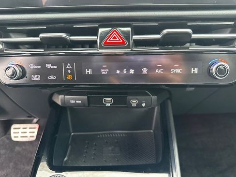 Used 2024 Kia Niro EX Touring image 35