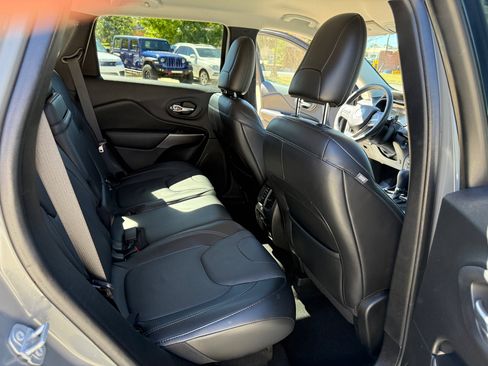 Used 2019 Jeep Cherokee Limited w/ Luxury Group image 24
