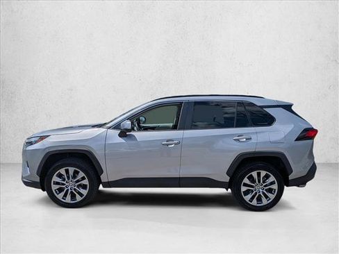 Used 2022 Toyota RAV4 XLE Premium FWD image 8