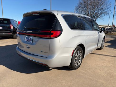 Used 2023 Chrysler Pacifica Touring-L image 5