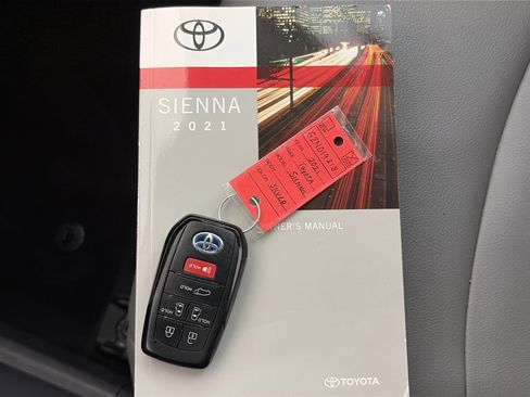 Used 2021 Toyota Sienna XLE image 38