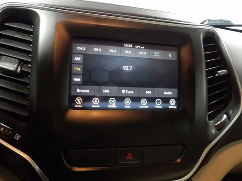 Used 2019 Jeep Cherokee Latitude w/ Cold Weather Group AWD/4WD image 13