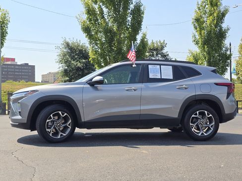 Used 2025 Chevrolet Trax LT FWD image 19
