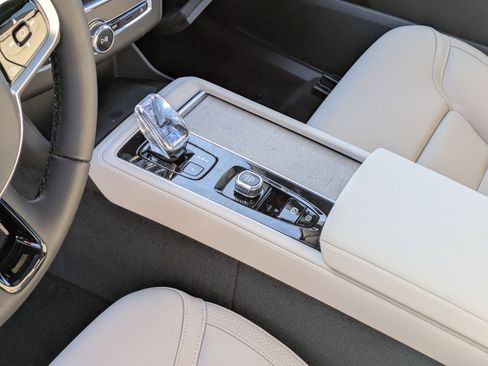 New 2026 Volvo XC90 B6 Plus w/ Protection Package Premier image 13