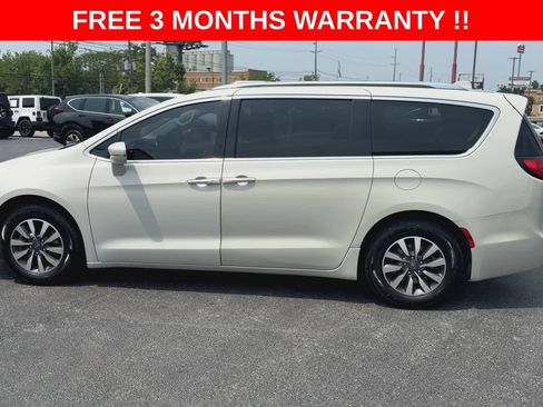 Used 2021 Chrysler Pacifica Touring-L FWD image 5