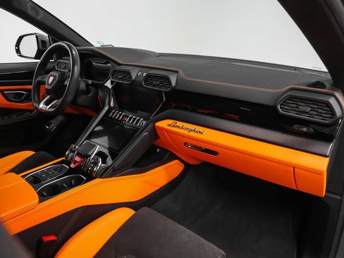Used 2022 Lamborghini Urus AWD/4WD image 24