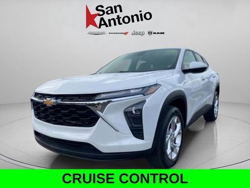 Used 2024 Chevrolet Trax LS w/ LS Convenience Package image 4