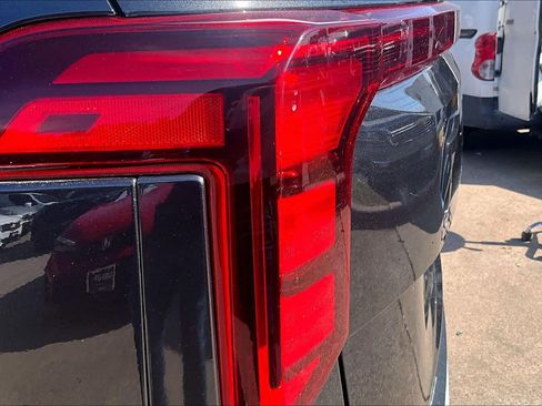 Used 2025 Kia Carnival image 25