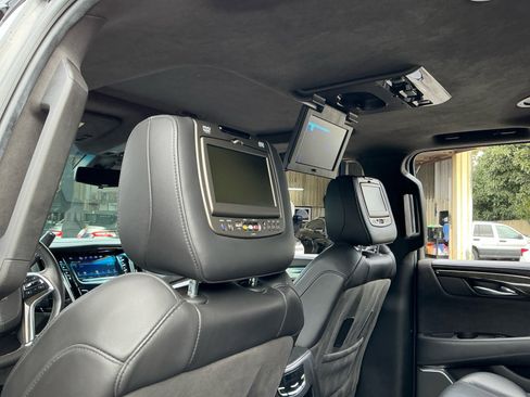 Used 2017 Cadillac Escalade ESV Platinum image 29
