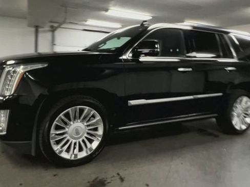 Used 2020 Cadillac Escalade Platinum AWD/4WD image 4