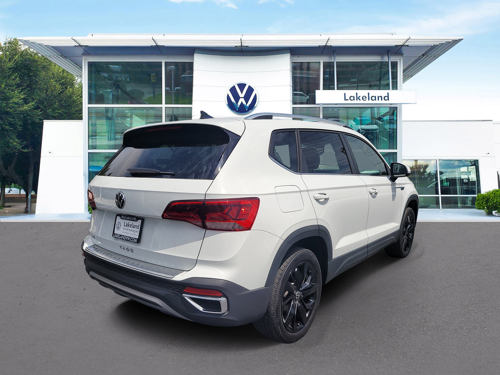 Used 2024 Volkswagen Taos SE w/ Black Wheel Package FWD image 3
