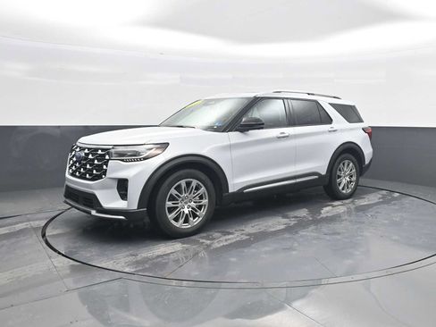 Used 2025 Ford Explorer Platinum RWD image 4