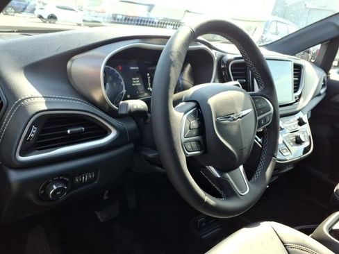 New 2026 Chrysler Pacifica Select image 6