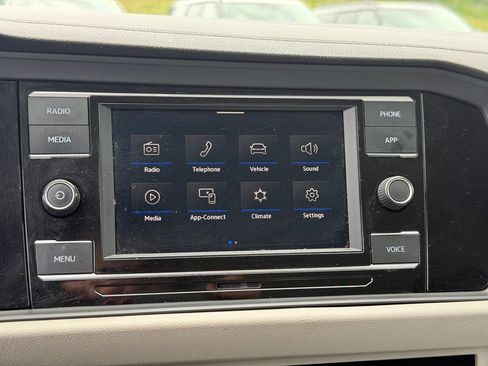 Used 2023 Volkswagen Jetta SE FWD image 9