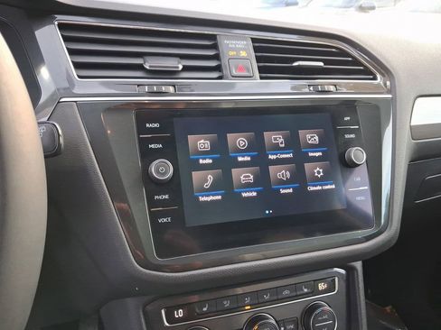 Used 2020 Volkswagen Tiguan SE FWD image 21