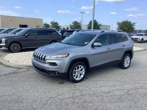 Used 2017 Jeep Cherokee Latitude w/ Safety/Convenience Group FWD image 1