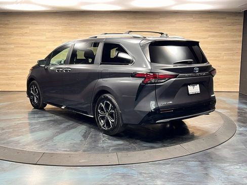 Used 2025 Toyota Sienna Platinum image 16