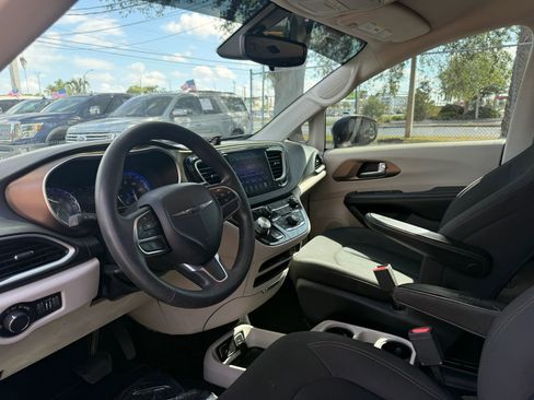 Used 2017 Chrysler Pacifica Touring image 13