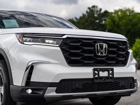 Used 2025 Honda Pilot EX-L image 10